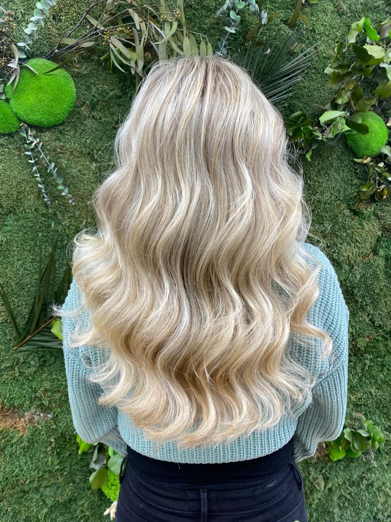 Blond mit weichen Wellen