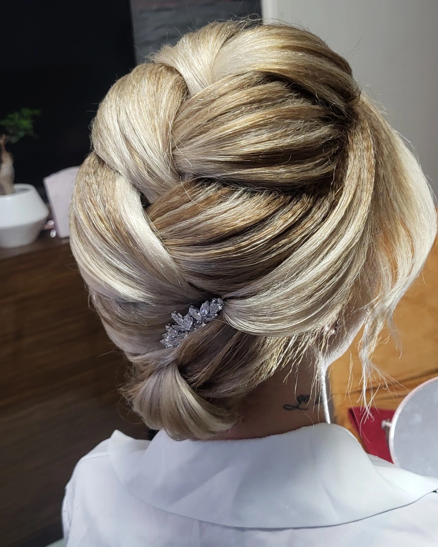 Hochsteckfrisur mit Haarschmuck, gemacht bei Luna Cut in Nürnberg